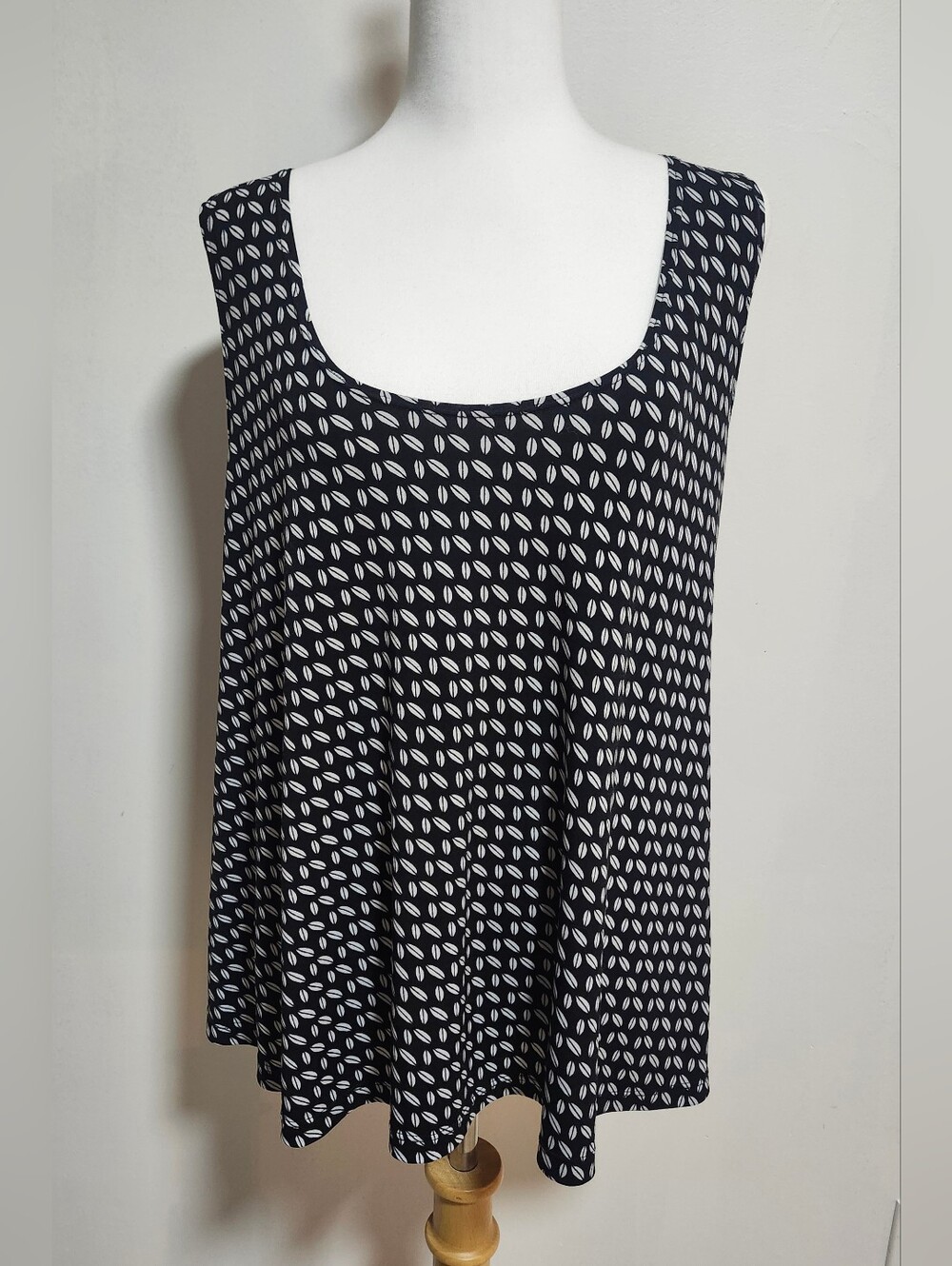 LBisse Black & White Patterned Scoop Neck Swing Tank Top - Women